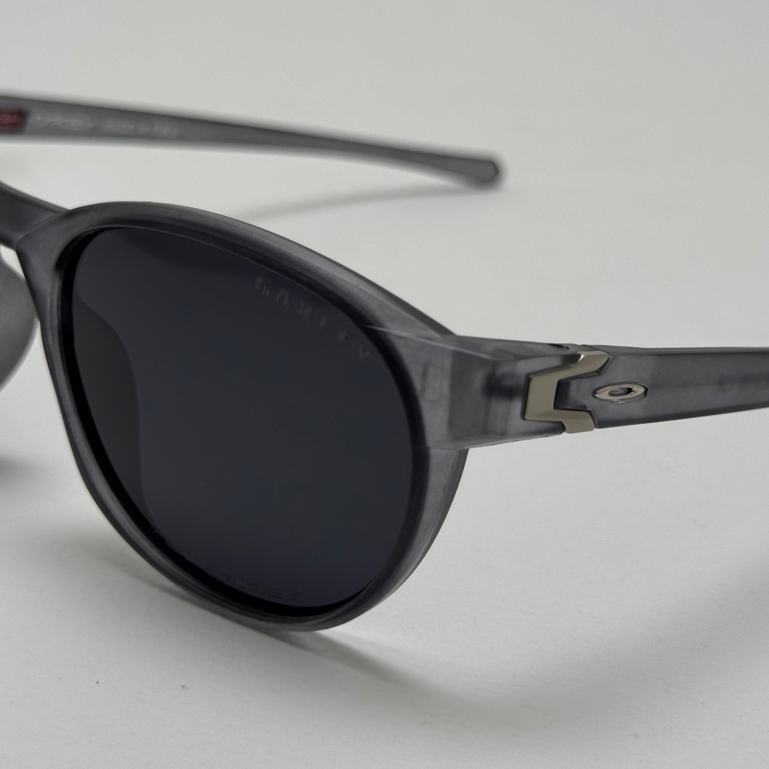 عینک آفتابی پلاریزه اوکلی Oakley طوسی عدسی مشکی گرد کد TO4910 (ارسال رایگان)