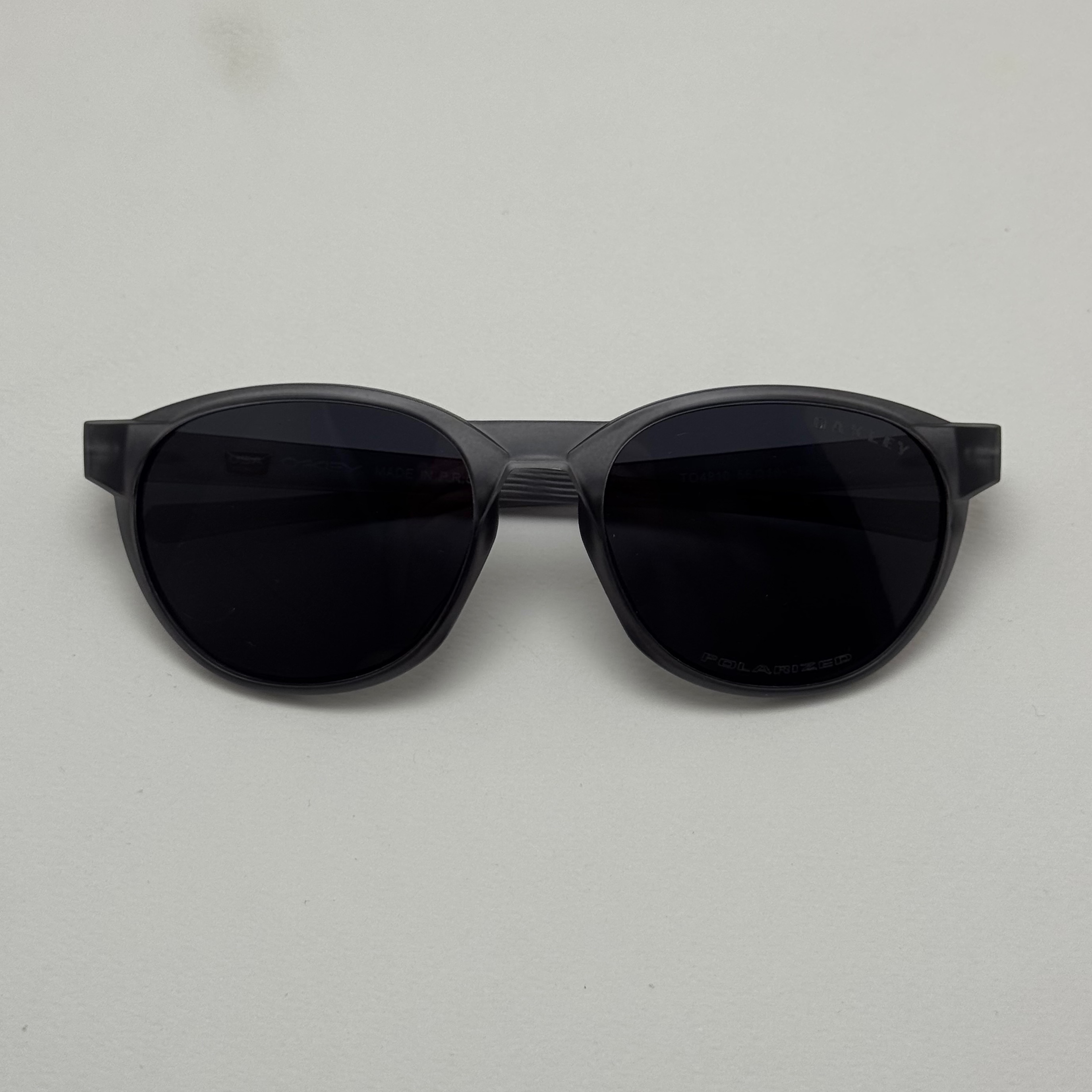 عینک آفتابی پلاریزه اوکلی Oakley طوسی عدسی مشکی گرد کد TO4910 (ارسال رایگان)