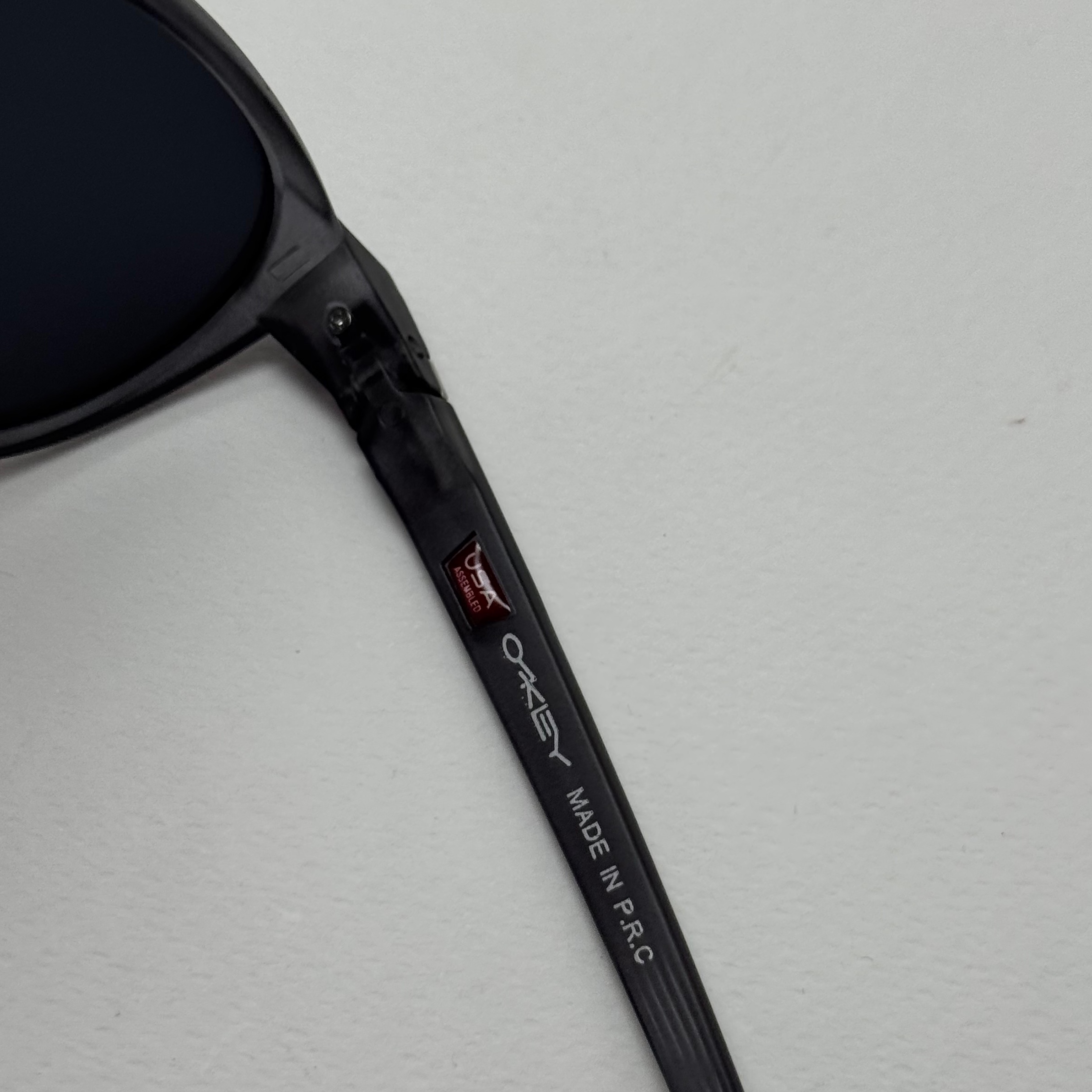 عینک آفتابی پلاریزه اوکلی Oakley طوسی عدسی مشکی گرد کد TO4910 (ارسال رایگان)