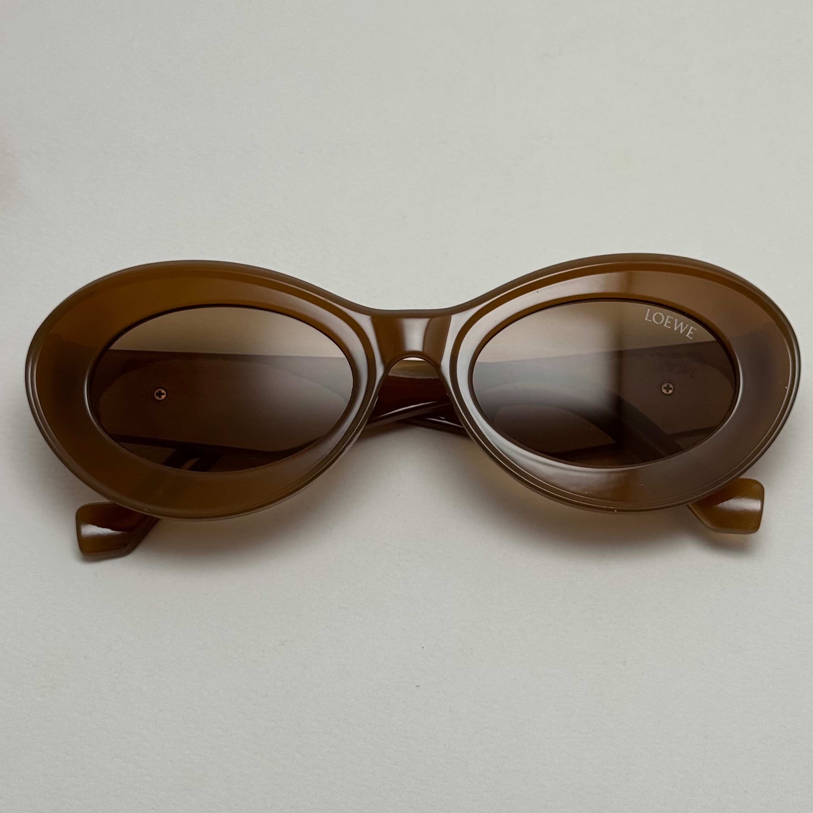 عینک آفتابی زنانه Loewe Oval Chunky لووه بیضی قهوه ای کد 1207 (ارسال رایگان)