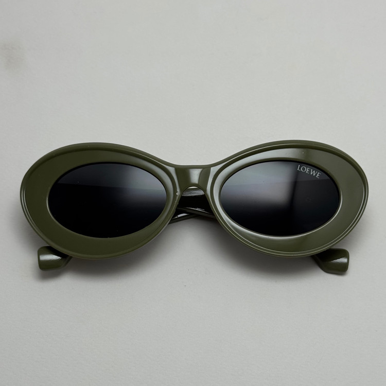 عینک آفتابی زنانه Loewe Oval Chunky لووه بیضی سبز زیتونی عدسی مشکی کد 1207 (ارسال رایگان)