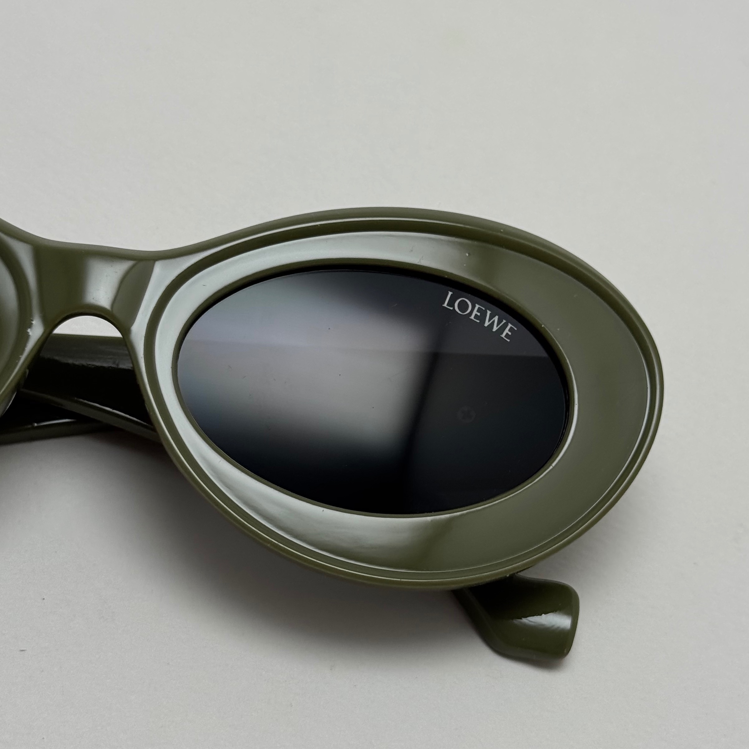 عینک آفتابی زنانه Loewe Oval Chunky لووه بیضی سبز زیتونی عدسی مشکی کد 1207 (ارسال رایگان)