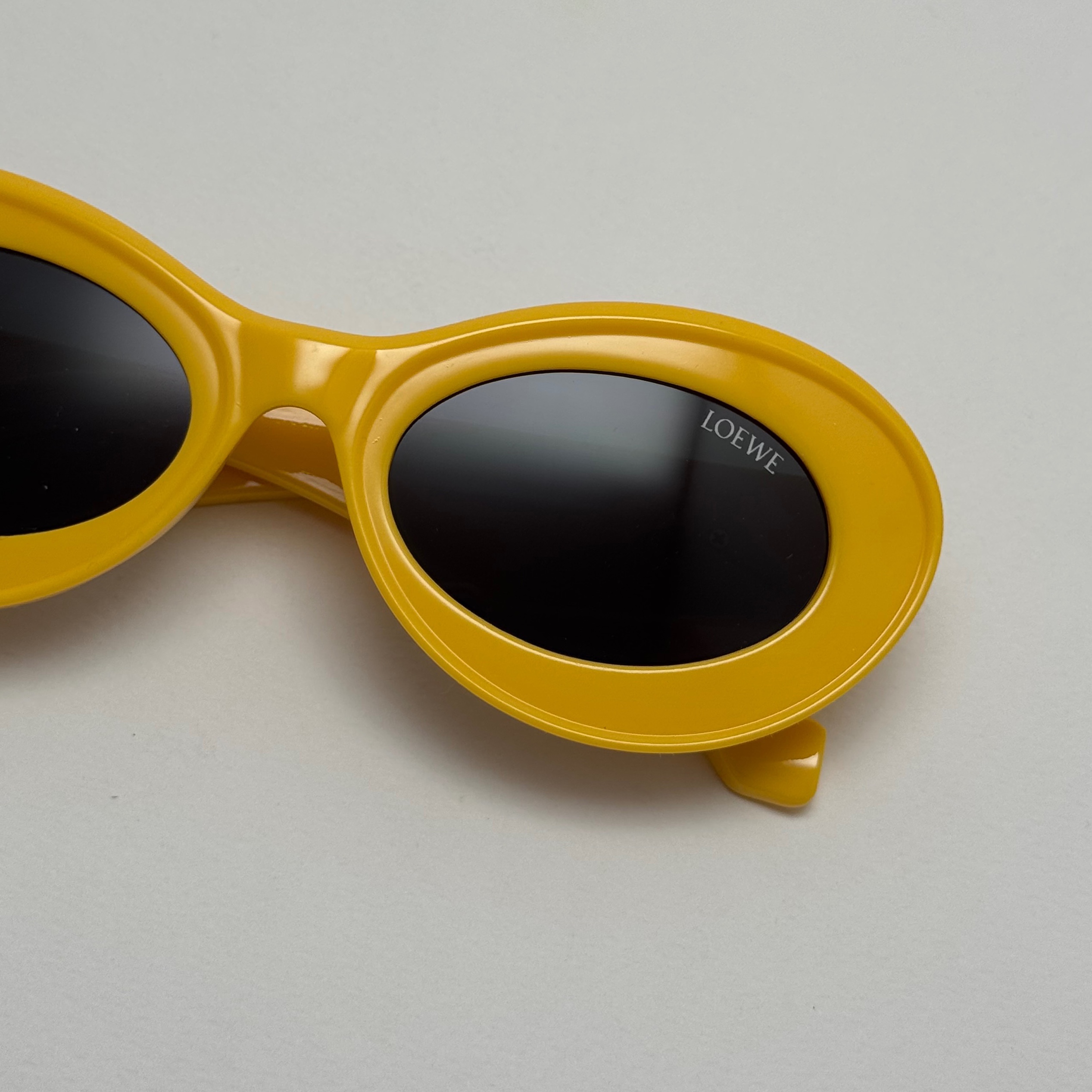 عینک آفتابی زنانه Loewe Oval Chunky لووه بیضی زرد عدسی مشکی کد 1207 (ارسال رایگان)