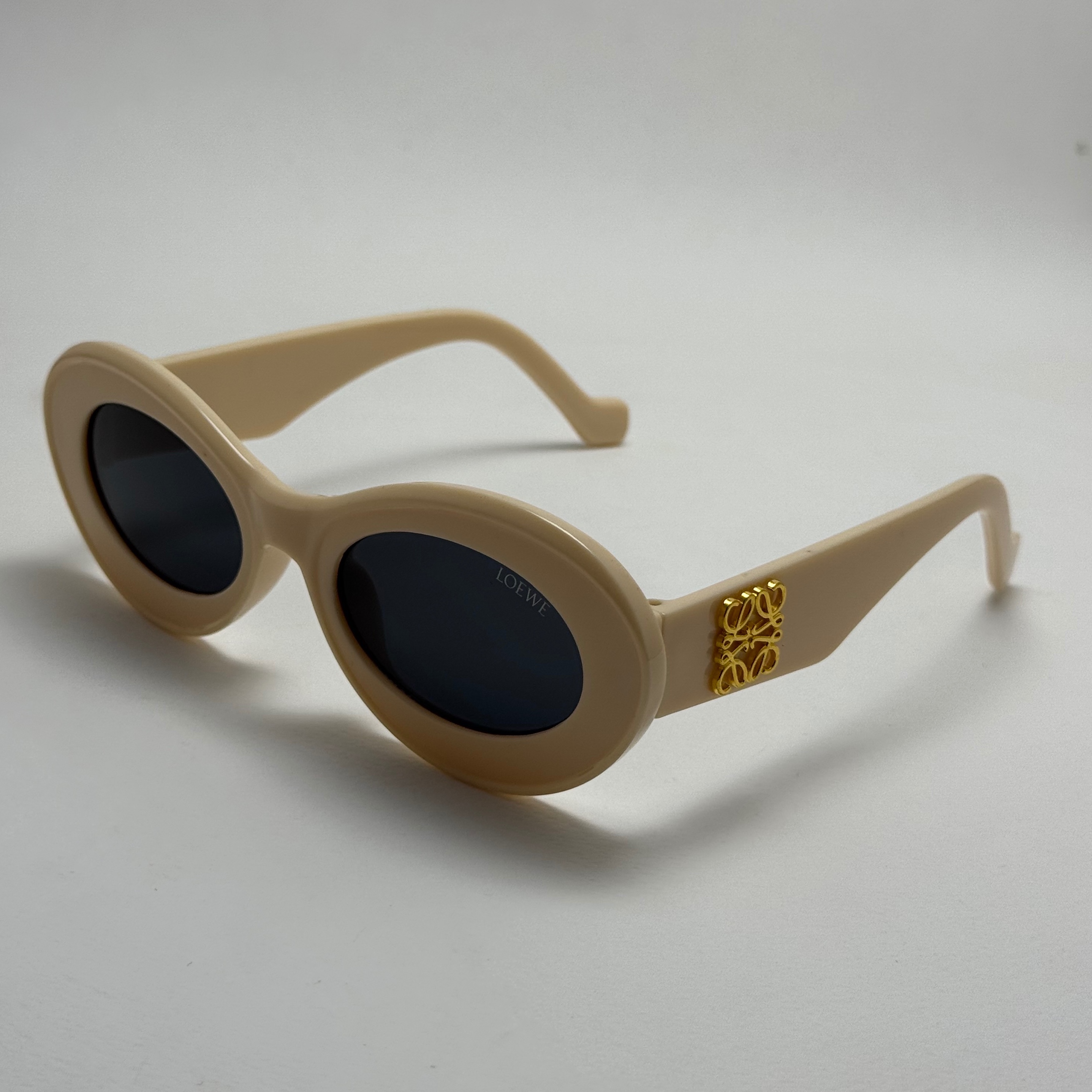 عینک آفتابی زنانه Loewe Oval Chunky لووه بیضی کرمی کد 1207 (ارسال رایگان)