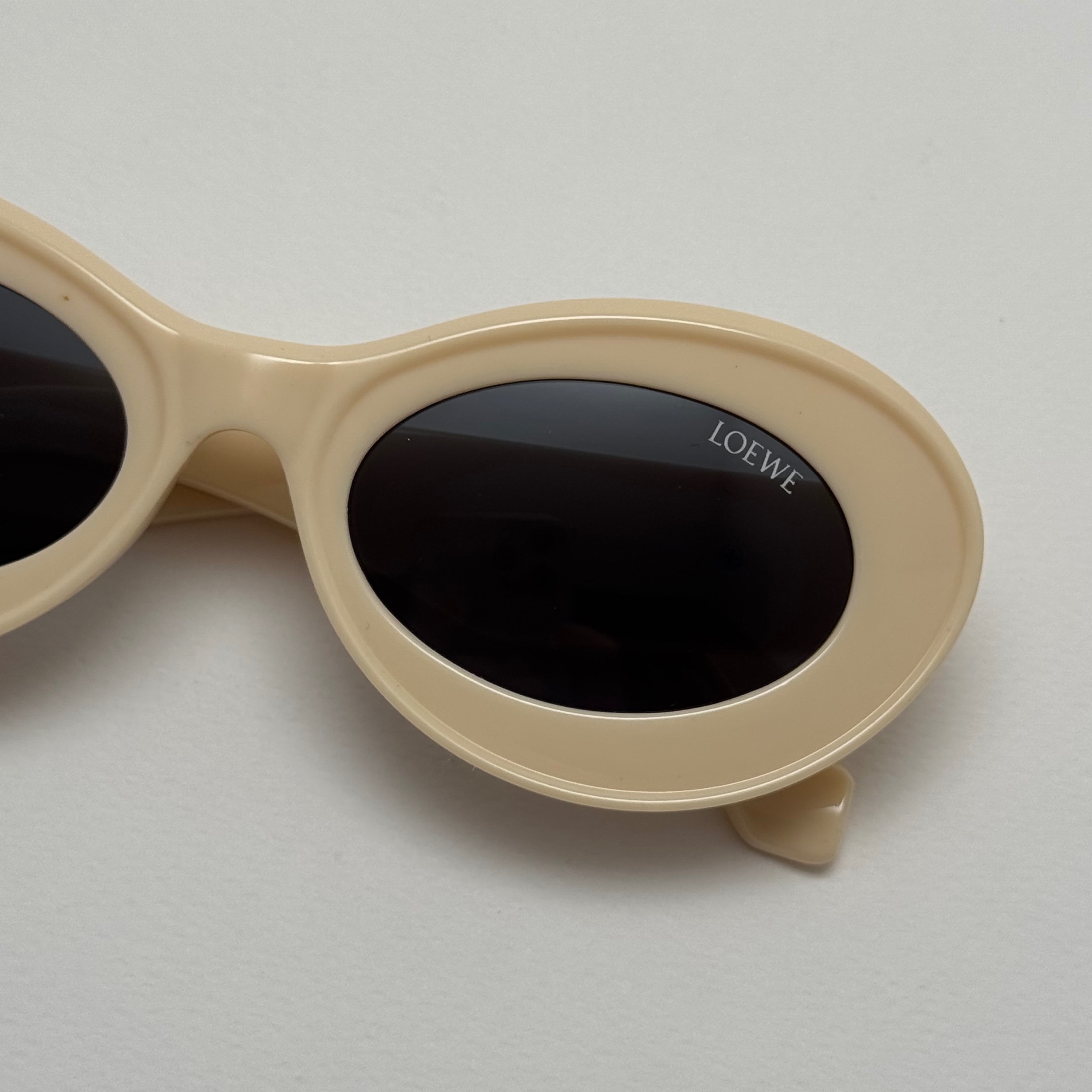 عینک آفتابی زنانه Loewe Oval Chunky لووه بیضی کرمی کد 1207 (ارسال رایگان)