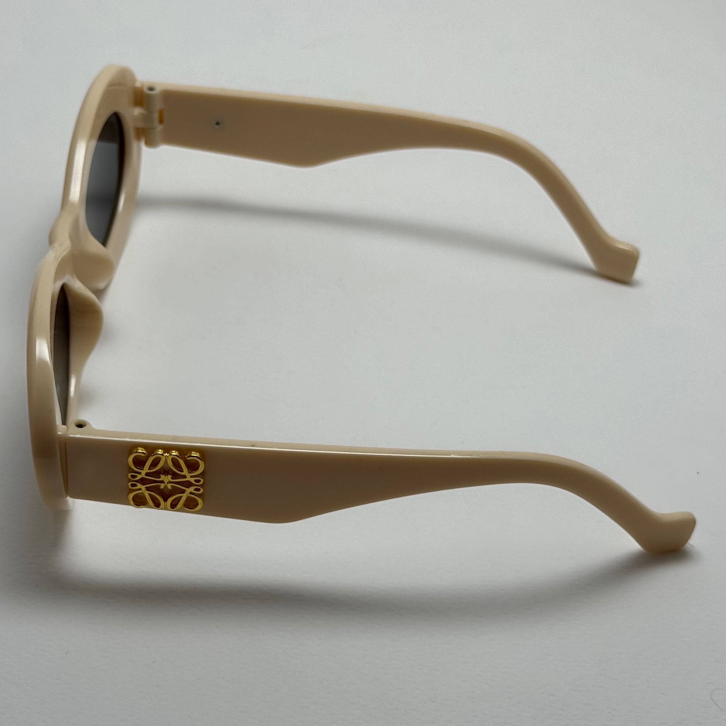 عینک آفتابی زنانه Loewe Oval Chunky لووه بیضی کرمی کد 1207 (ارسال رایگان)