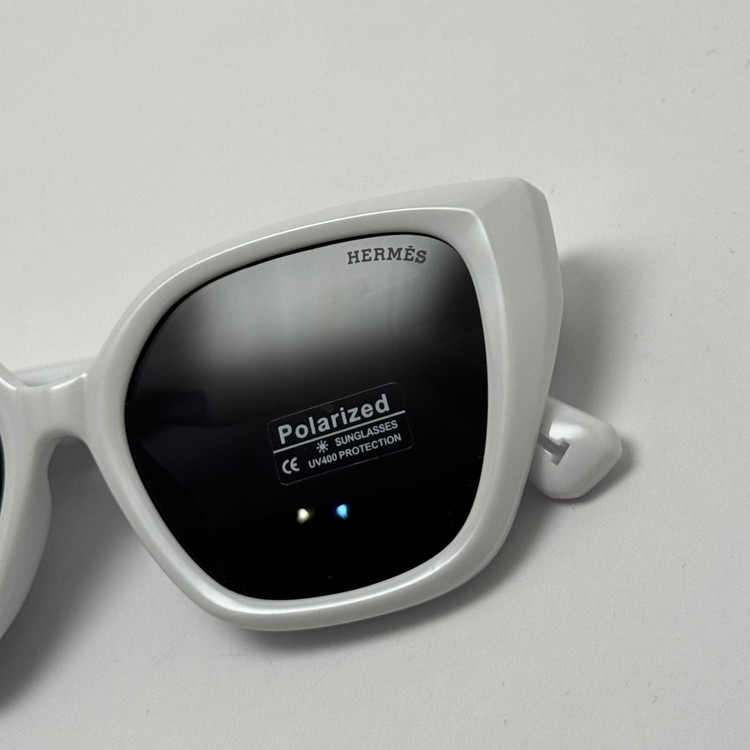 عینک آفتابی زنانه پلاریزه هرمس HERMES سفید کد p5223 به همراه کارو پارچه ای و دستمال (ارسال رایگان)