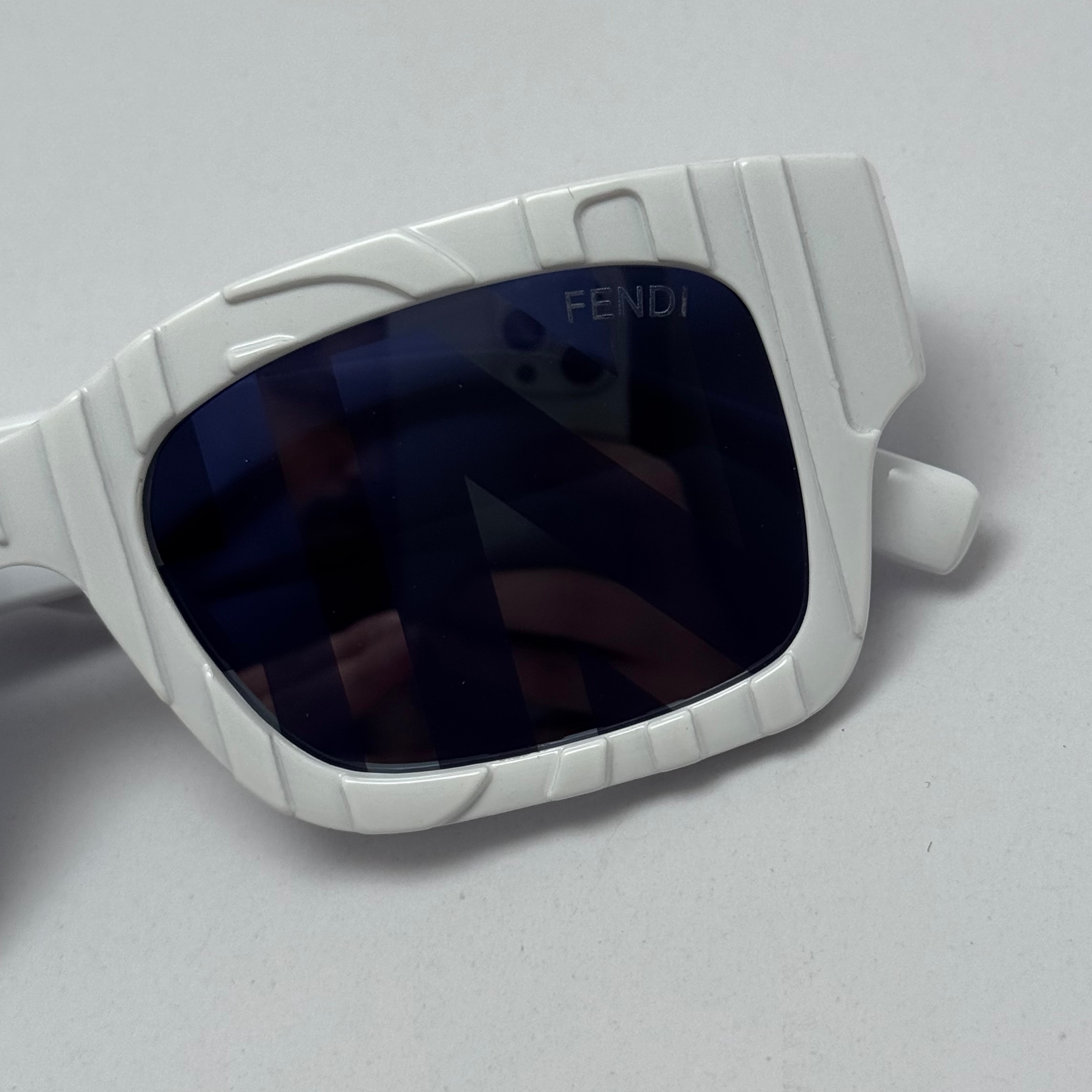 عینک آفتابی فندی FENDI سفید کد 23087 - کیفیت مستر - لیمیتد ادیشن (ارسال رایگان)
