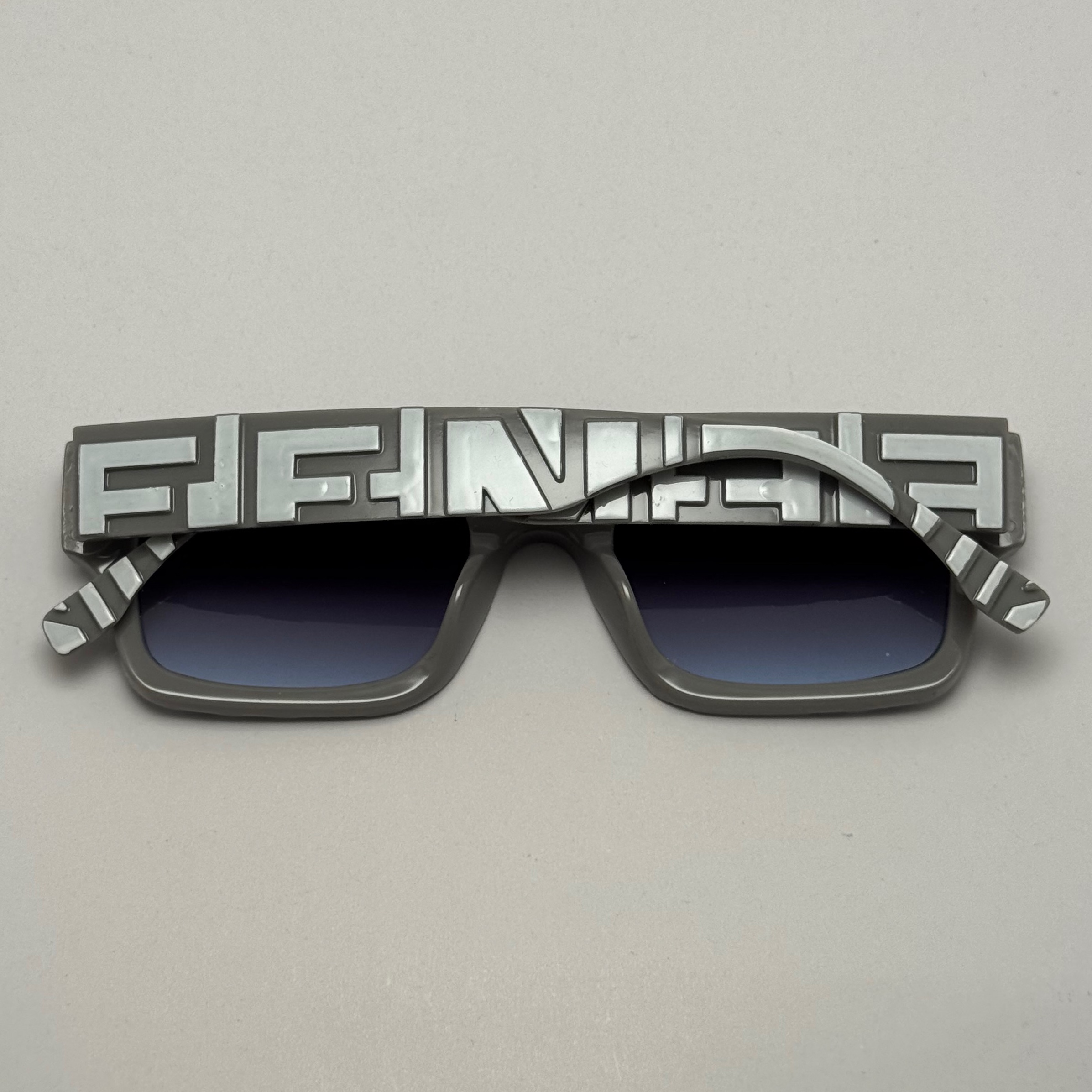 عینک آفتابی فندی FENDI طوسی کد 23087 - کیفیت مستر - لیمیتد ادیشن (ارسال رایگان)
