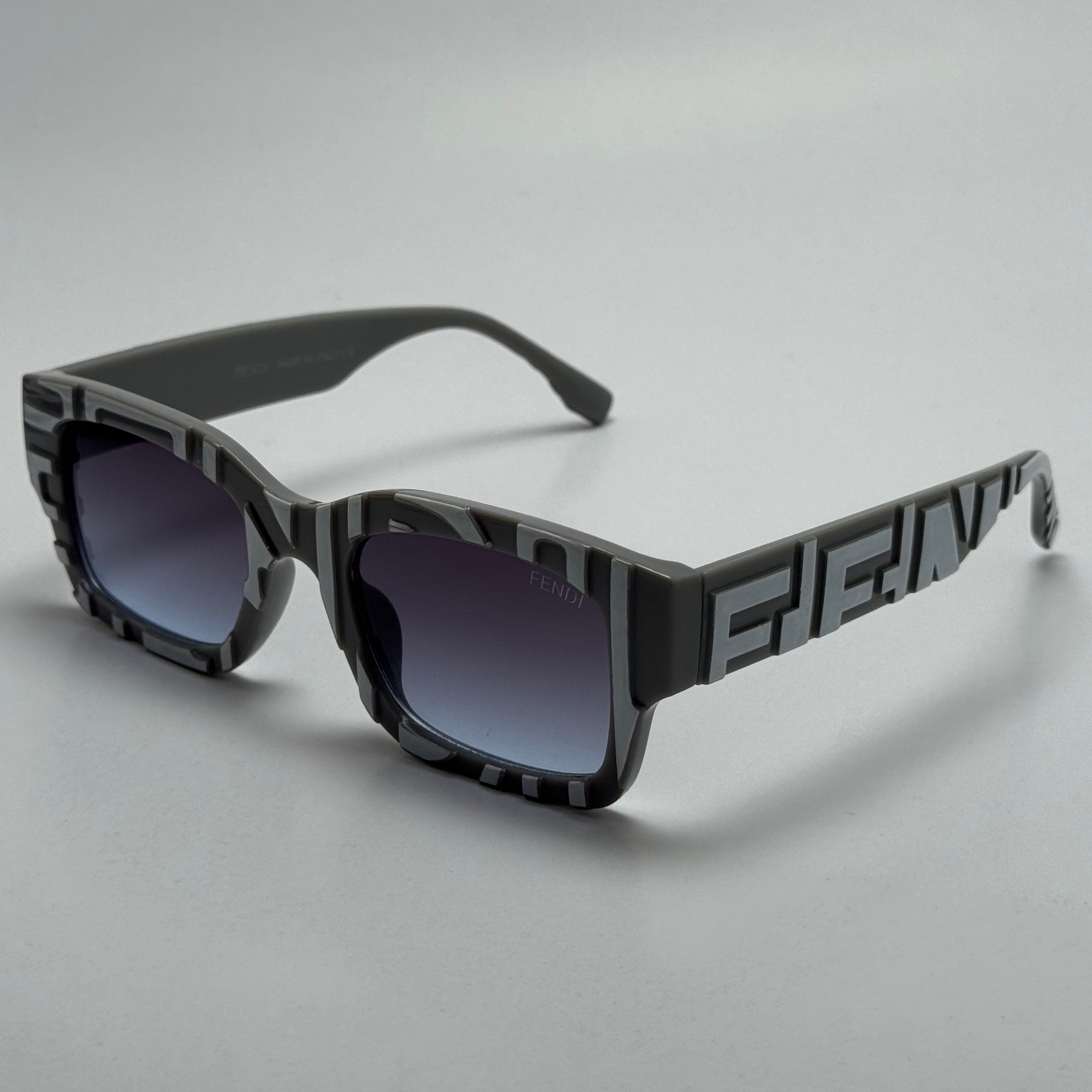 عینک آفتابی فندی FENDI طوسی کد 23087 - کیفیت مستر - لیمیتد ادیشن (ارسال رایگان)