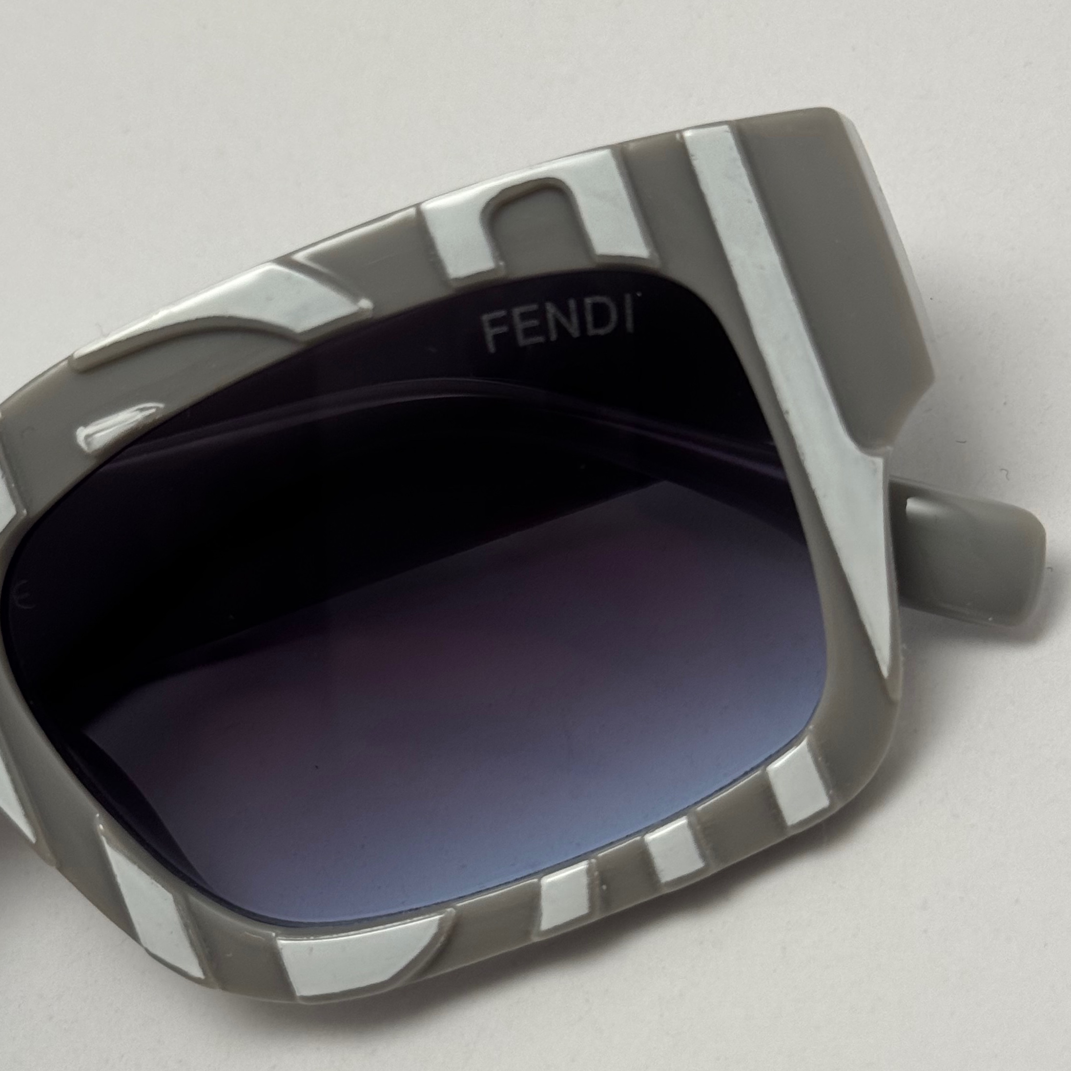 عینک آفتابی فندی FENDI طوسی کد 23087 - کیفیت مستر - لیمیتد ادیشن (ارسال رایگان)