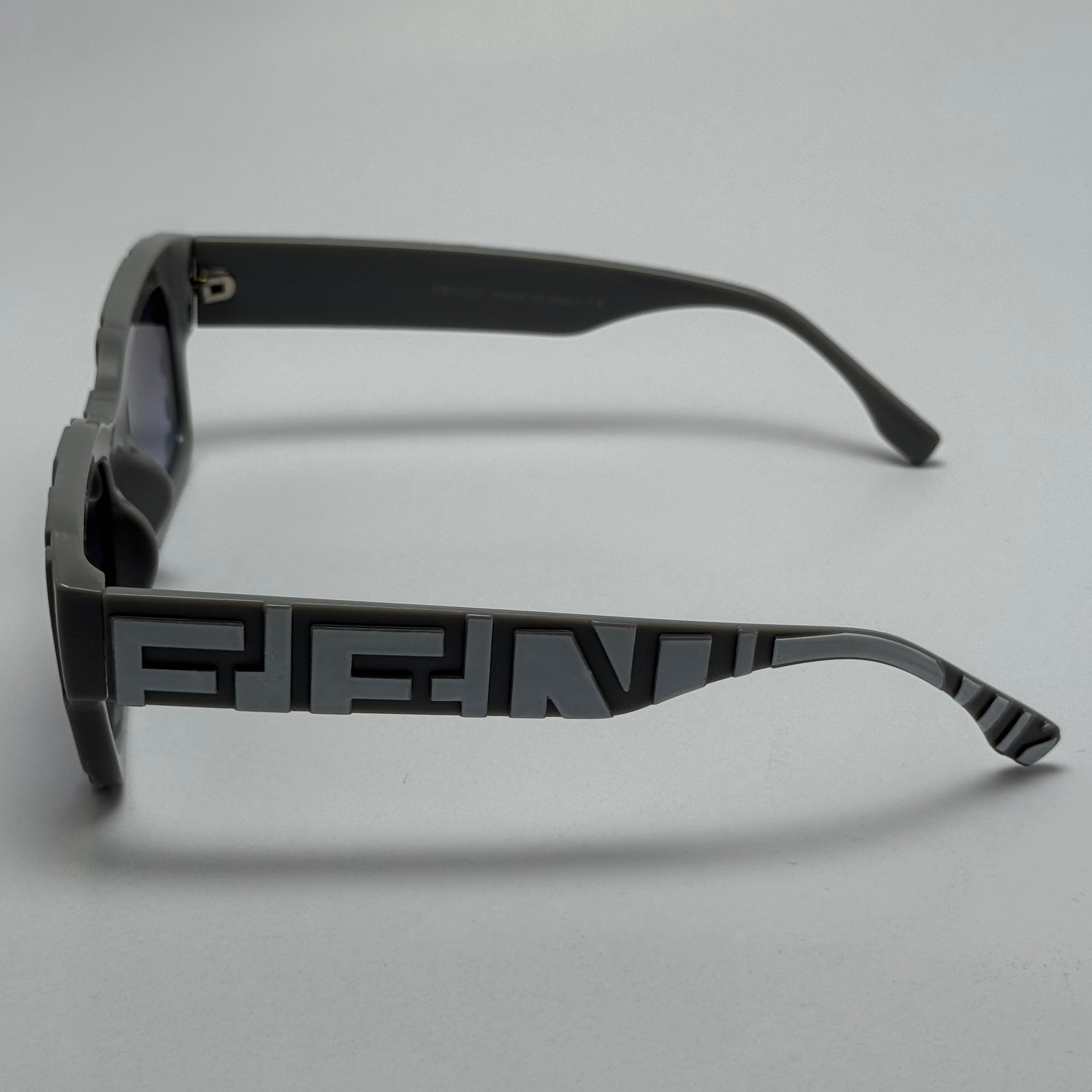 عینک آفتابی فندی FENDI طوسی کد 23087 - کیفیت مستر - لیمیتد ادیشن (ارسال رایگان)