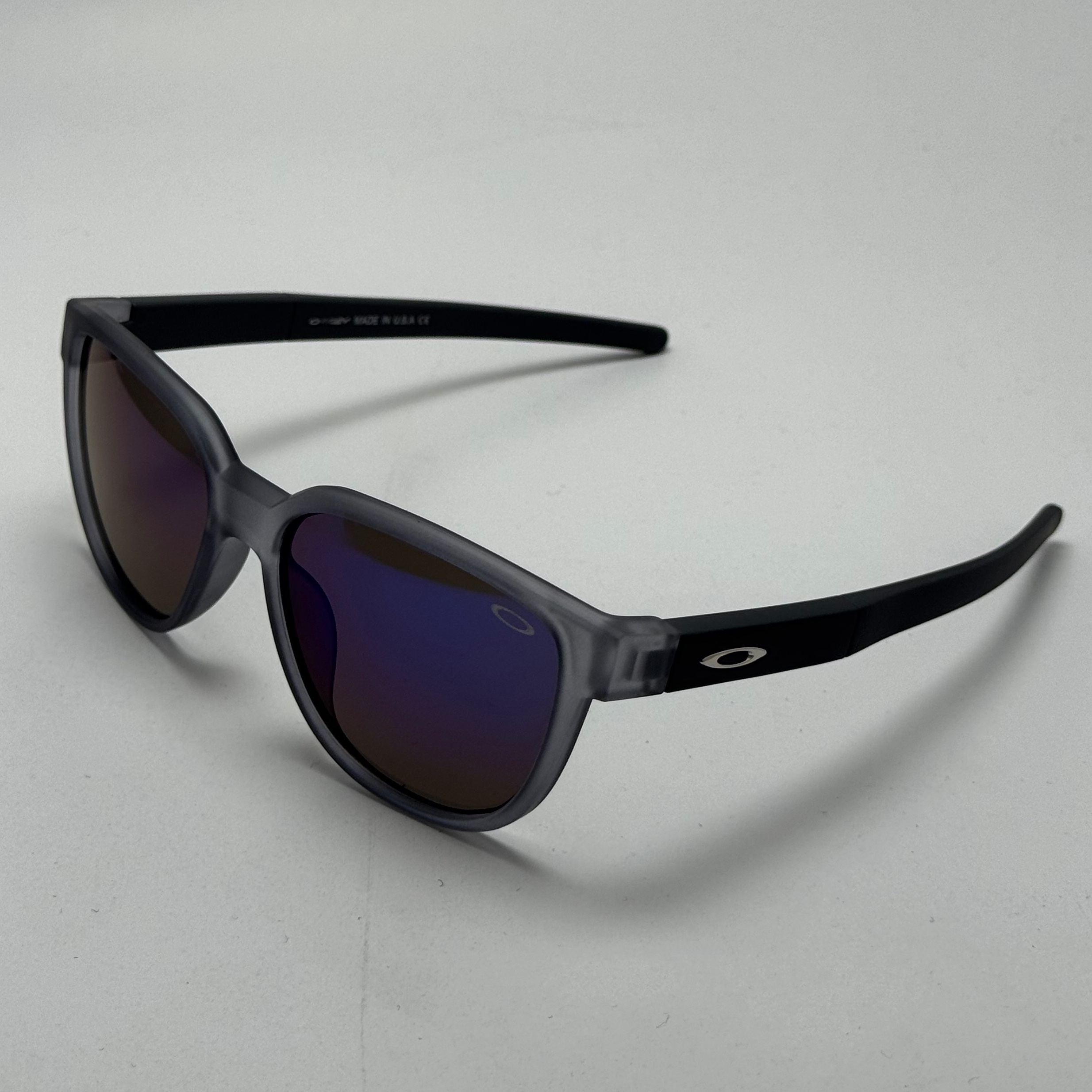 عینک آفتابی اوکلی سبک OAKLEY طوسی عدسی آبی آیینه ای کد 2435 (ارسال رایگان)