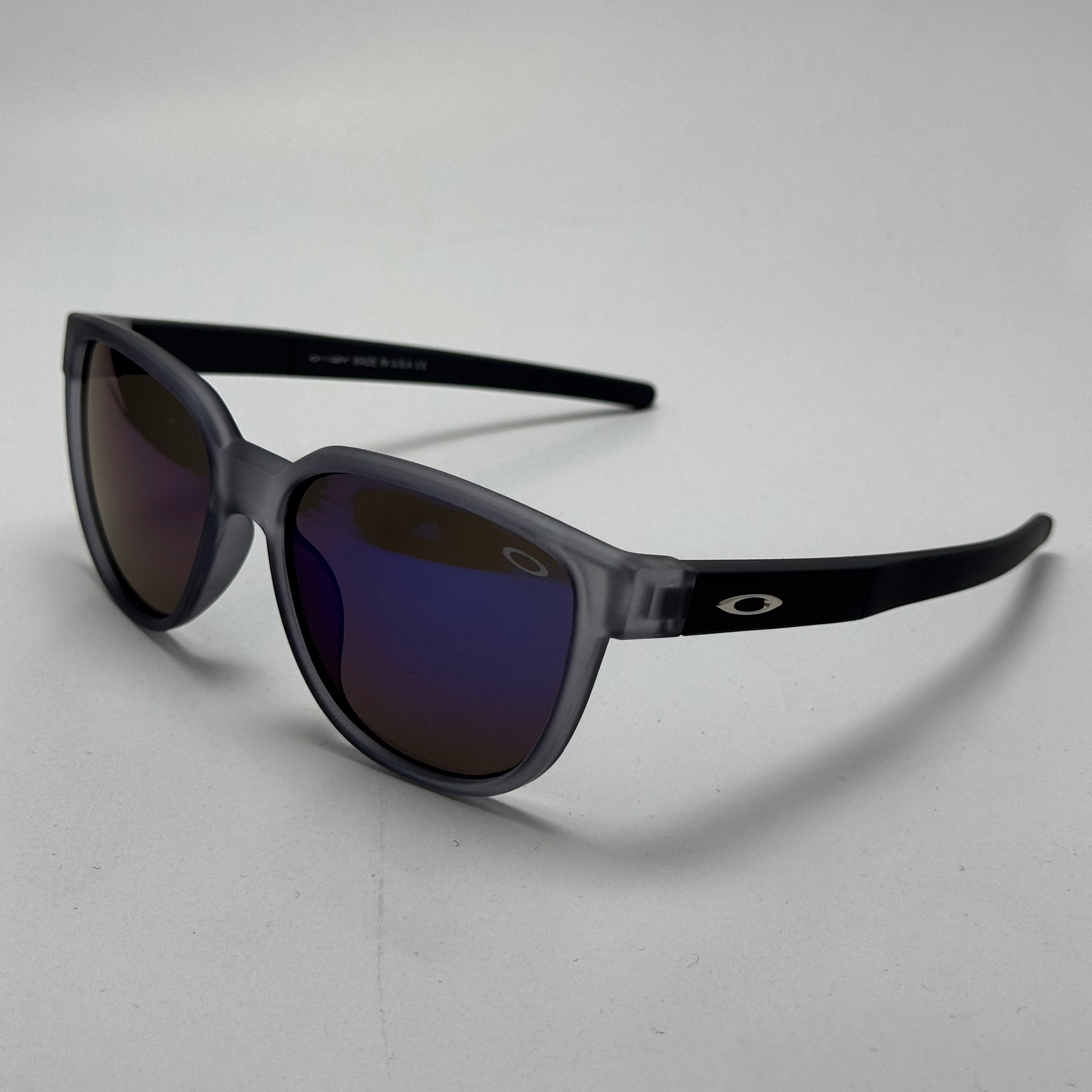عینک آفتابی اوکلی سبک OAKLEY طوسی عدسی آبی آیینه ای کد 2435 (ارسال رایگان)