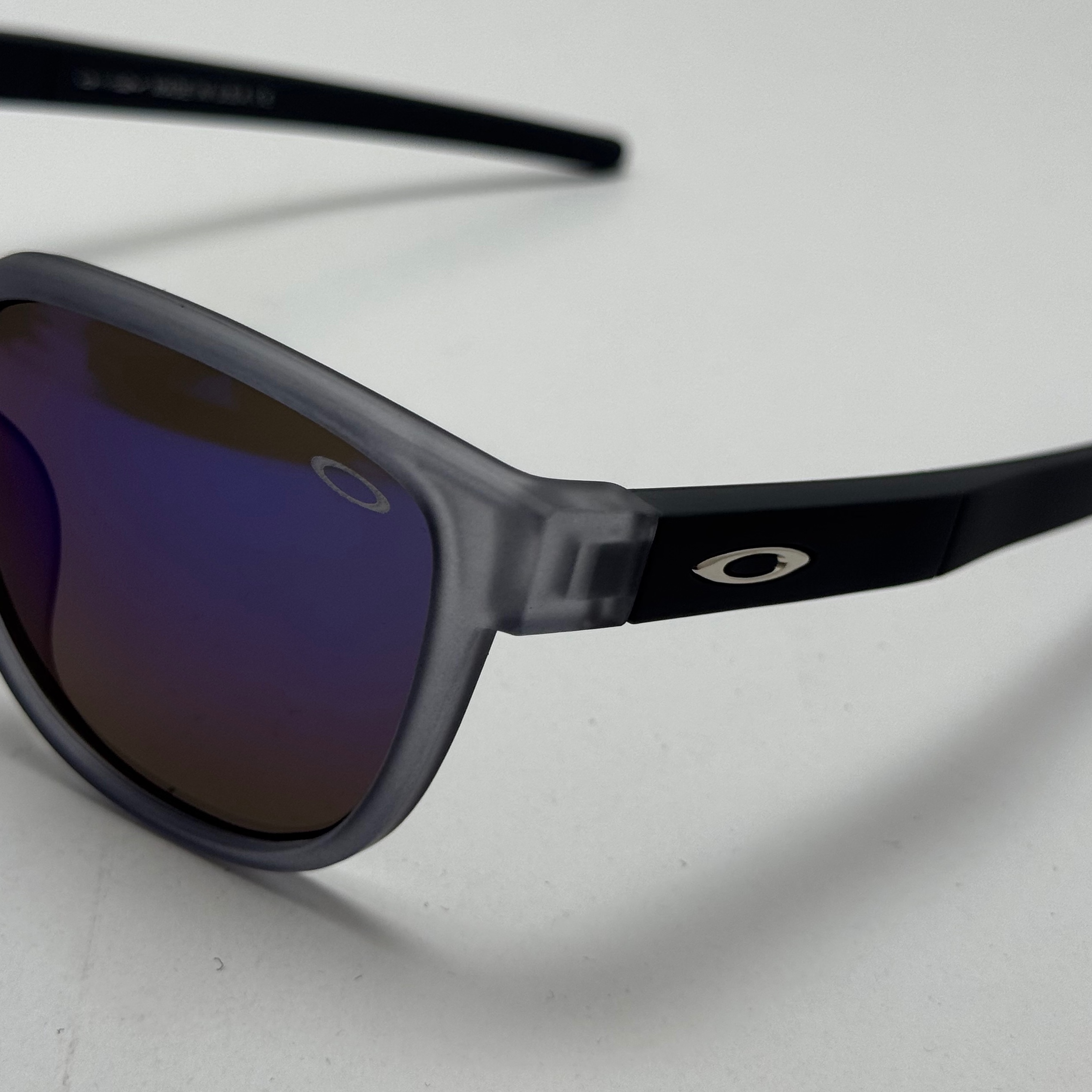 عینک آفتابی اوکلی سبک OAKLEY طوسی عدسی آبی آیینه ای کد 2435 (ارسال رایگان)