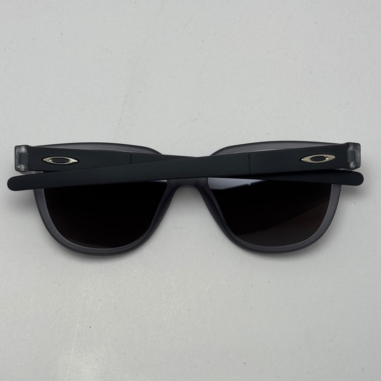 عینک آفتابی اوکلی سبک OAKLEY طوسی عدسی آبی آیینه ای کد 2435 (ارسال رایگان)
