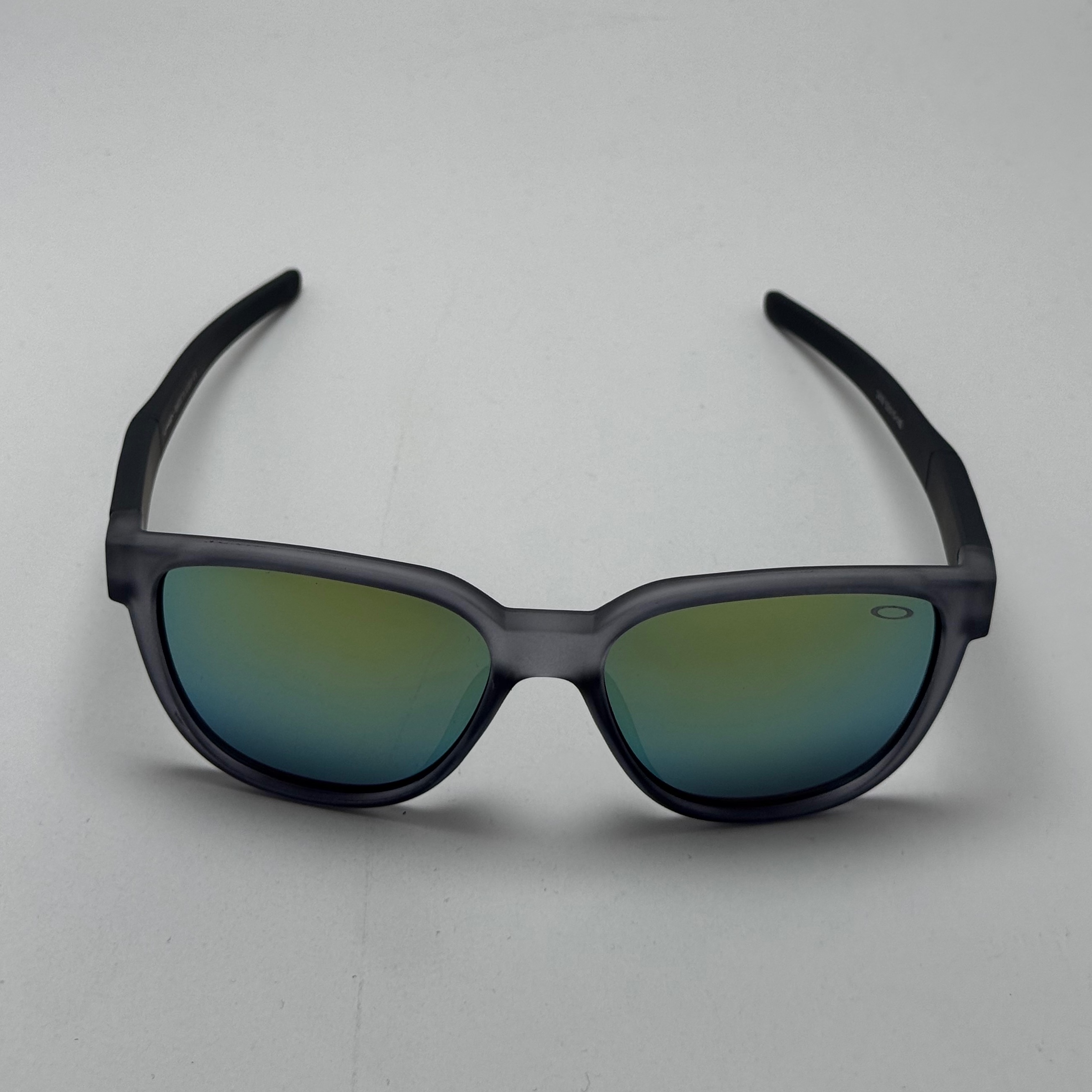 عینک آفتابی اوکلی سبک OAKLEY فریم طوسی عدسی هفت رنگ کد 2435 (ارسال رایگان)