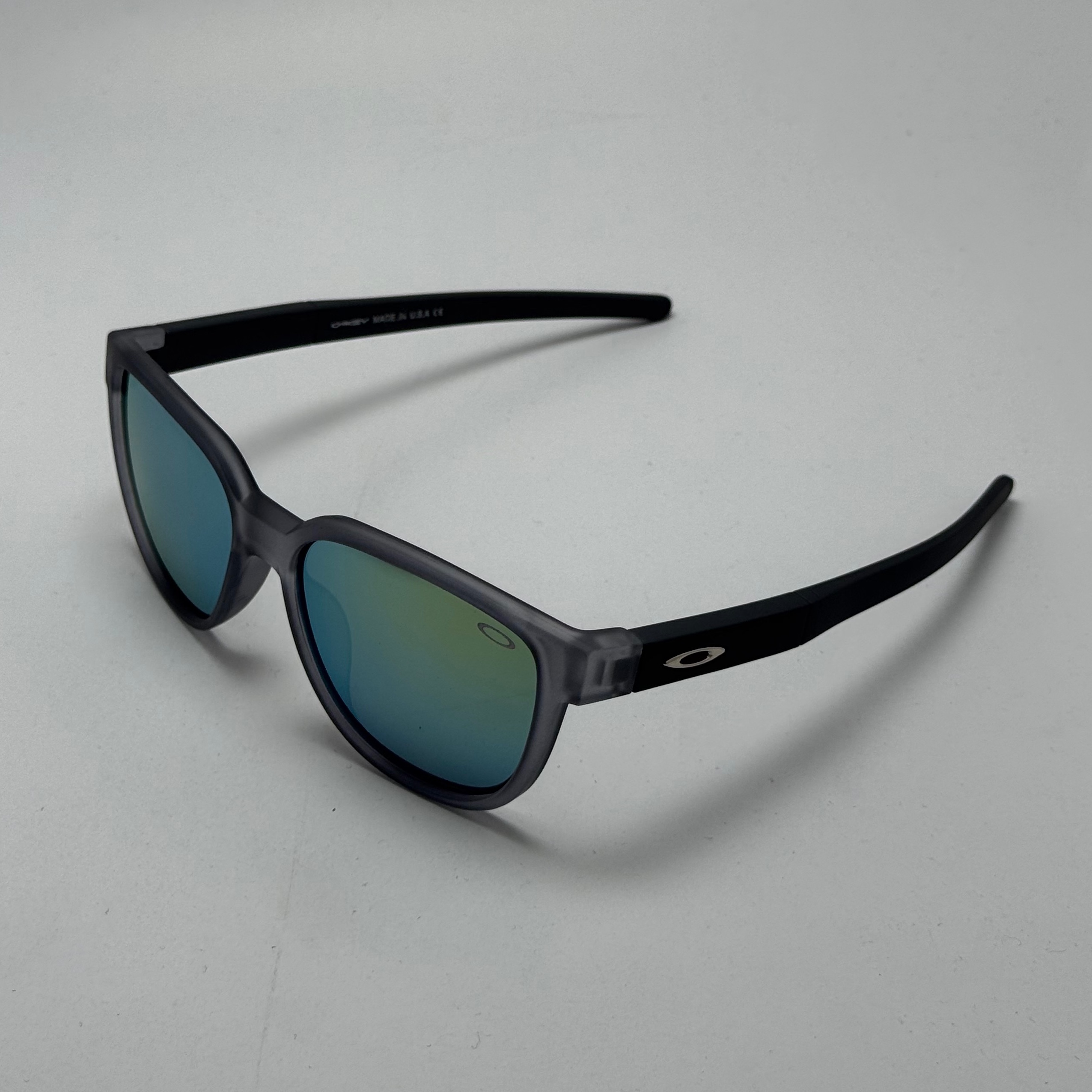 عینک آفتابی اوکلی سبک OAKLEY فریم طوسی عدسی هفت رنگ کد 2435 (ارسال رایگان)