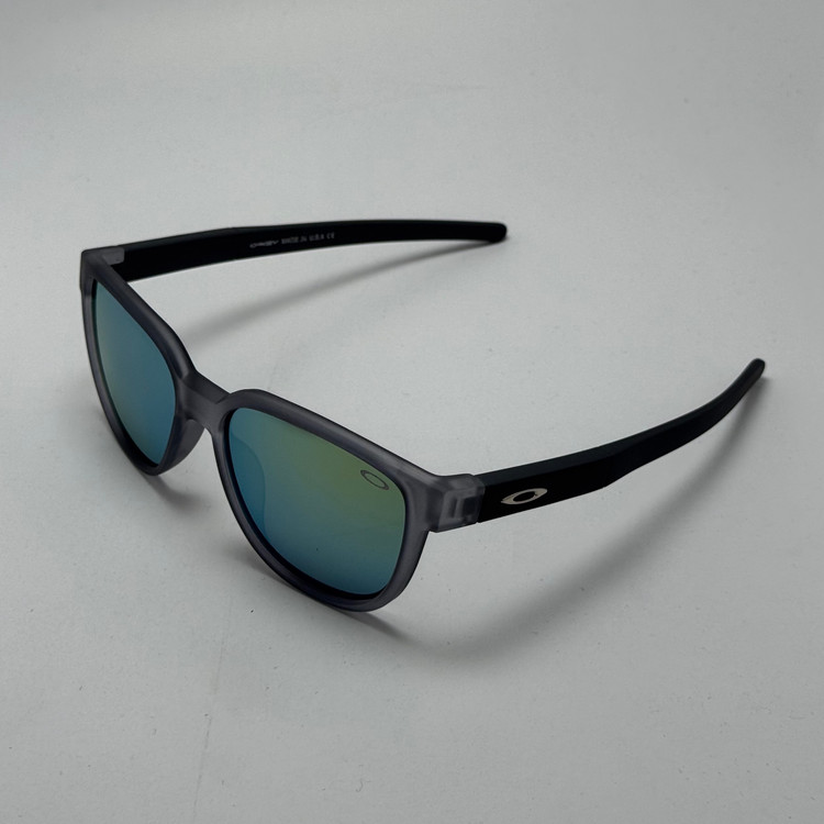 عینک آفتابی اوکلی سبک OAKLEY فریم طوسی عدسی هفت رنگ کد 2435 (ارسال رایگان)