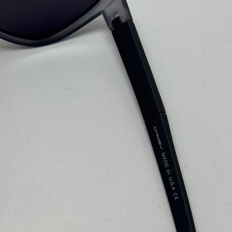 عینک آفتابی اوکلی سبک OAKLEY فریم طوسی عدسی هفت رنگ کد 2435 (ارسال رایگان)