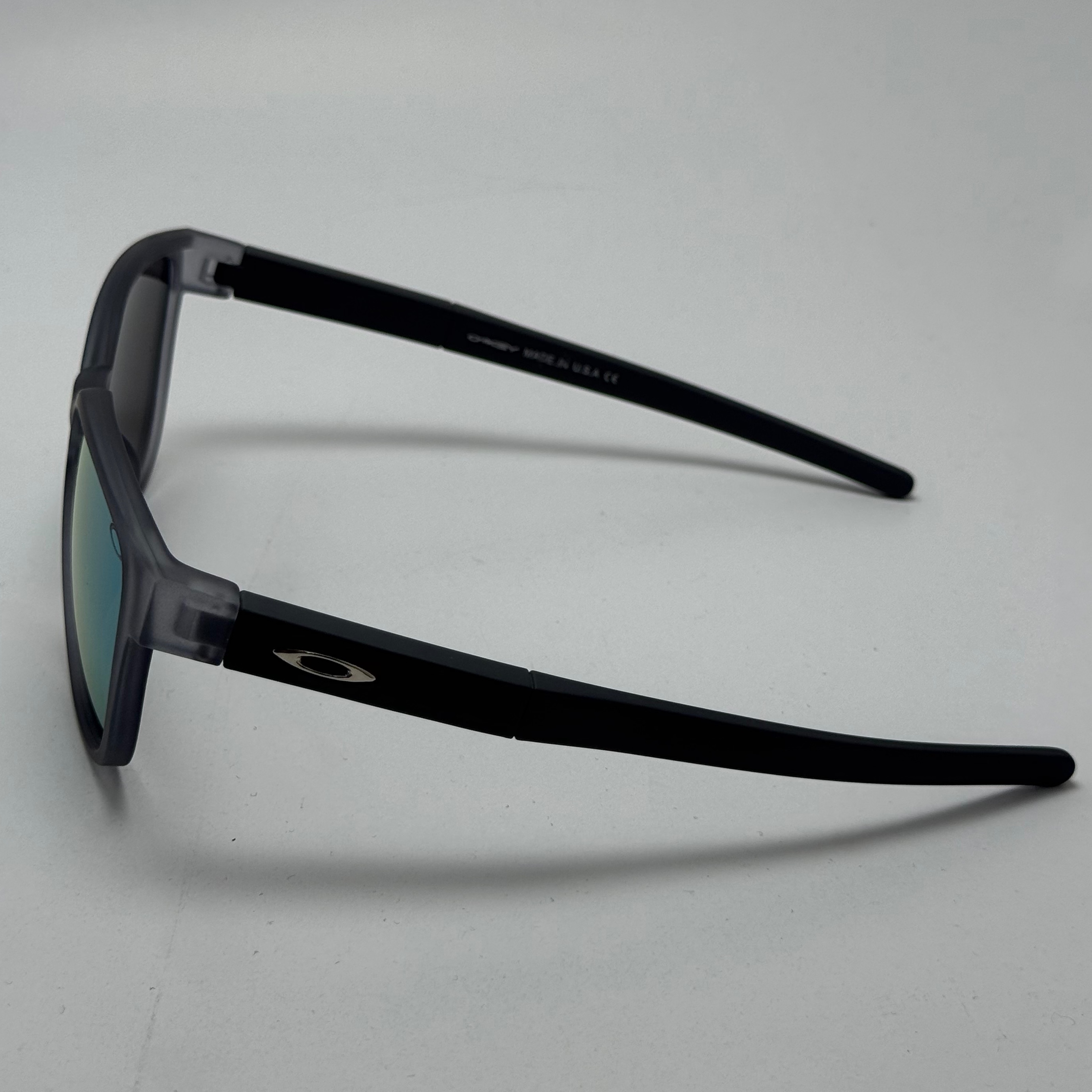 عینک آفتابی اوکلی سبک OAKLEY فریم طوسی عدسی هفت رنگ کد 2435 (ارسال رایگان)