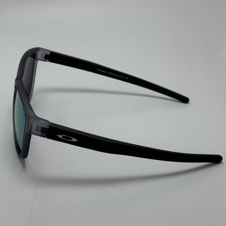 عینک آفتابی اوکلی سبک OAKLEY فریم طوسی عدسی هفت رنگ کد 2435 (ارسال رایگان)