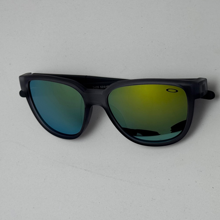 عینک آفتابی اوکلی سبک OAKLEY فریم طوسی عدسی هفت رنگ کد 2435 (ارسال رایگان)