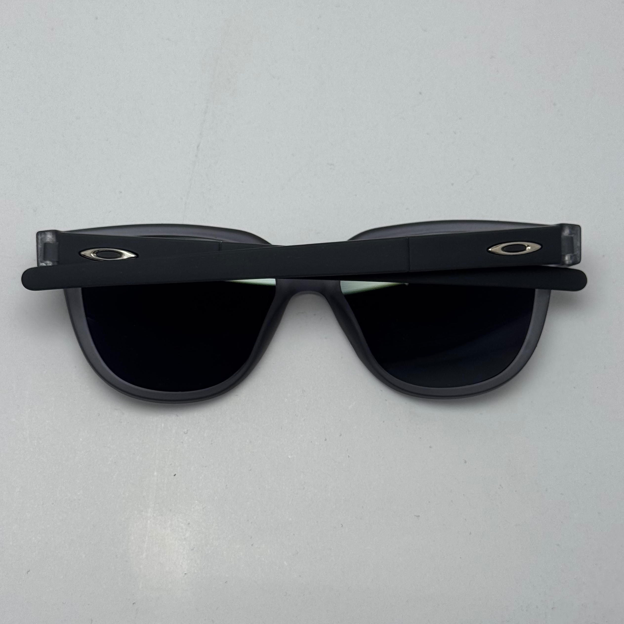 عینک آفتابی اوکلی سبک OAKLEY فریم طوسی عدسی هفت رنگ کد 2435 (ارسال رایگان)