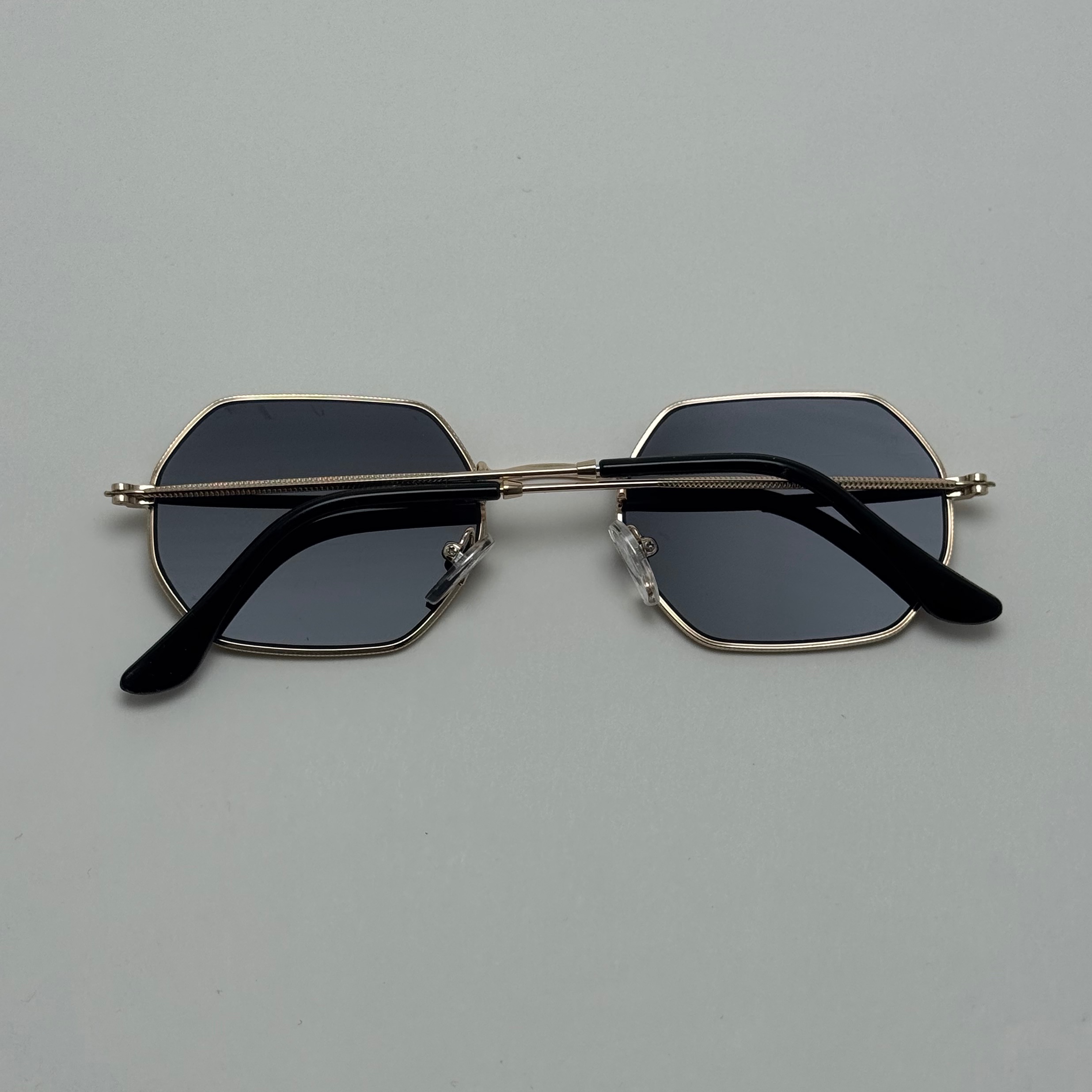 عینک آفتابی ریبن Ray-ban شش ضلعی مشکی طلایی سبک کد RB 3556