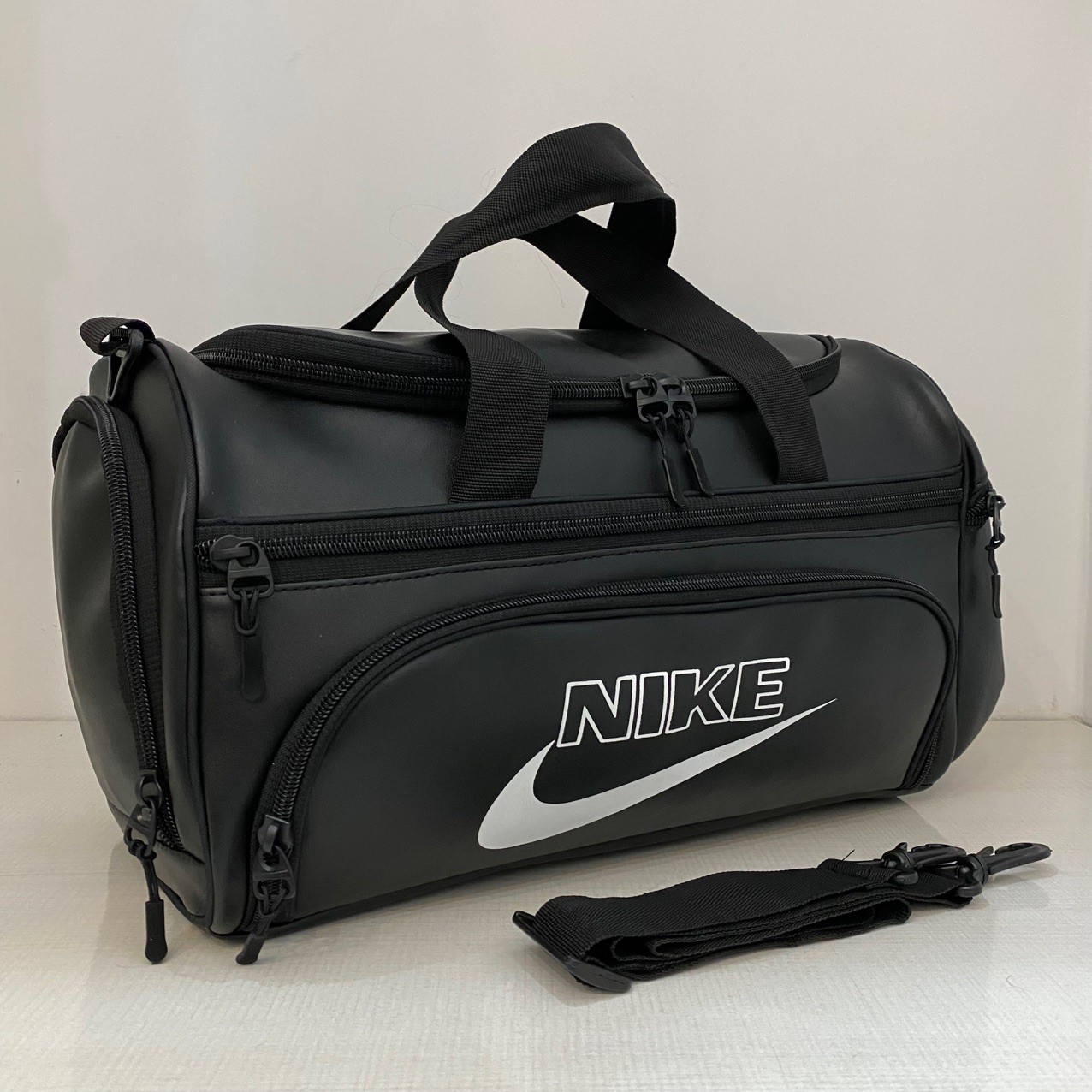 ساک ورزشی برند Nike ،جاکفشی دار(پس کرایه)