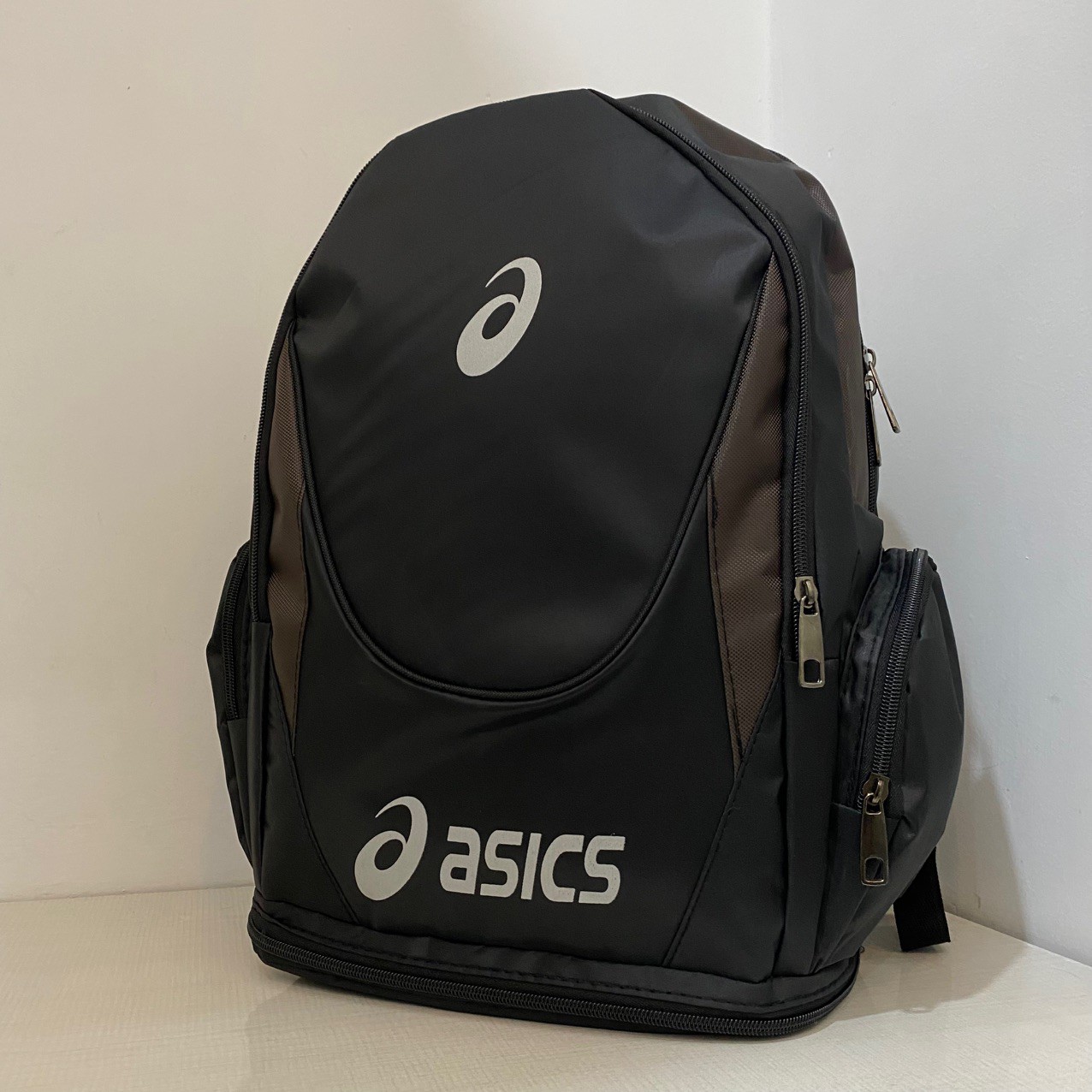 کوله حرفه ای ورزشی برند asics،جاکفشی دار،(پس کرایه)