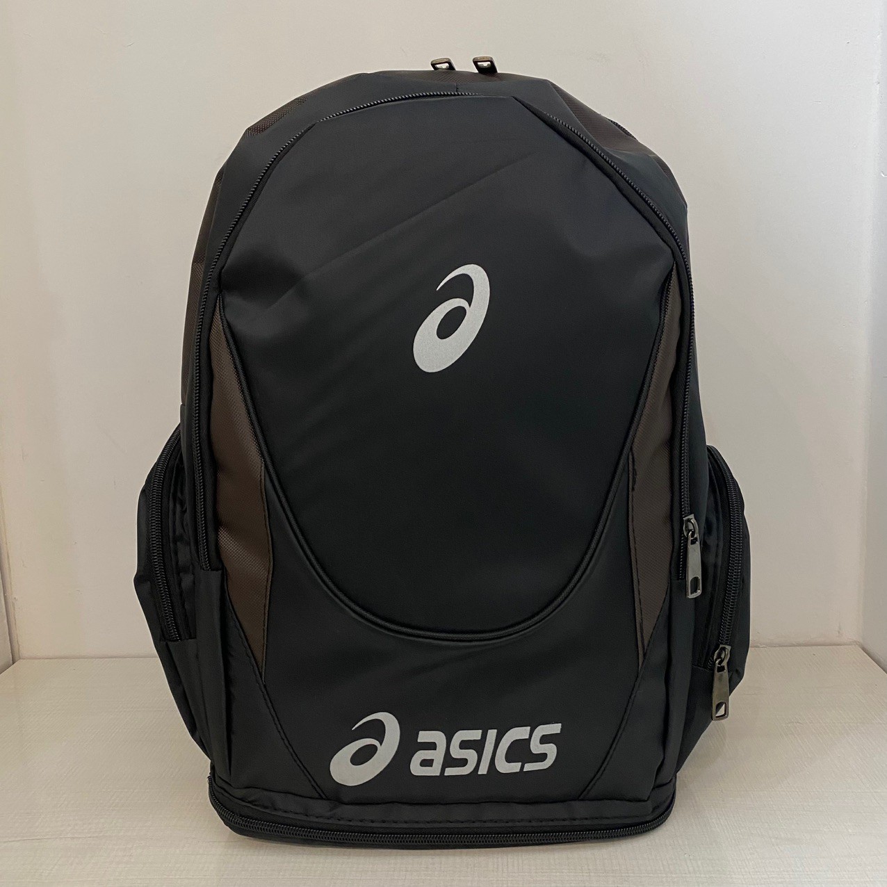 کوله حرفه ای ورزشی برند asics،جاکفشی دار،(پس کرایه)