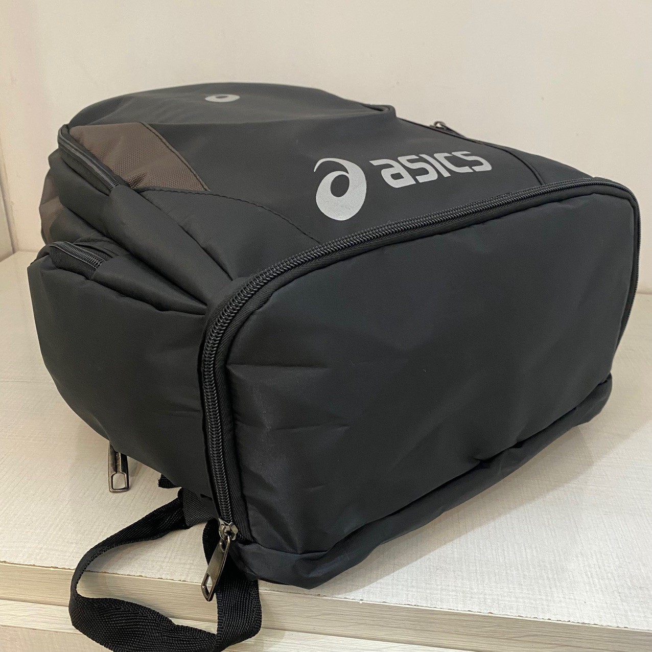کوله حرفه ای ورزشی برند asics،جاکفشی دار،(پس کرایه)