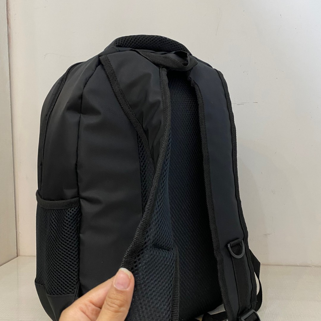 کوله پشتی مناسب مدرسه و لپتاپ برند benelton کیفیت درجه یک (پس کرایه)