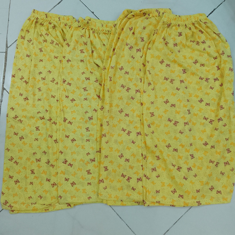 پک 4 تایی شلوارک زنانه جنس نخ پنبه کیفیت تنخور عالی فری سایزه از سایز 40 تا سایز 50 میخوره به هرسایزی قد 65 ارسال رایگان