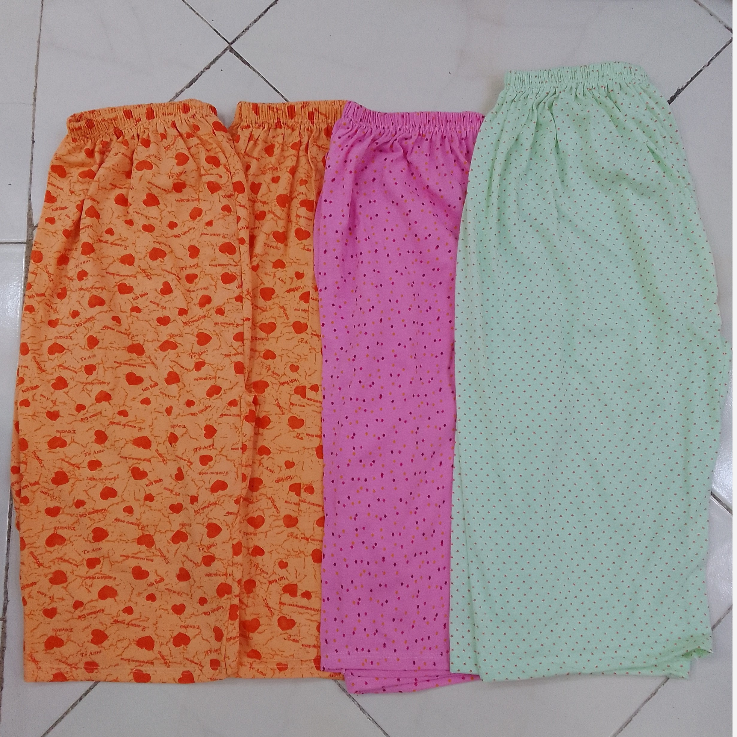 پک 4 تایی شلوارک زنانه جنس نخ پنبه کیفیت تنخور عالی فری سایزه از سایز 40 تا سایز 50 میخوره به هرسایزی قد 65 ارسال رایگان