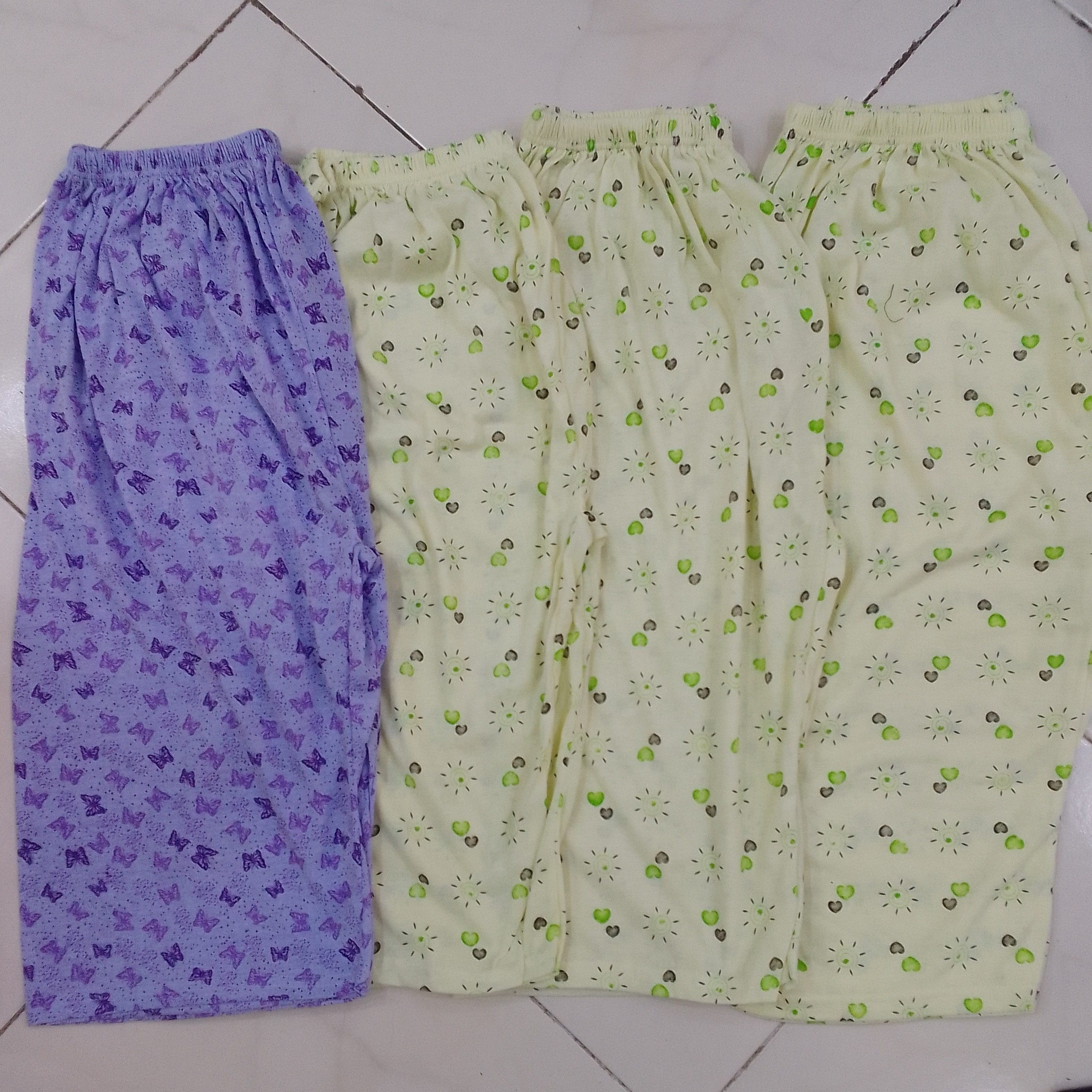 پک 4 تایی شلوارک زنانه جنس نخ پنبه کیفیت تنخور عالی فری سایزه از سایز 40 تا سایز 50 میخوره به هرسایزی قد 65 ارسال رایگان
