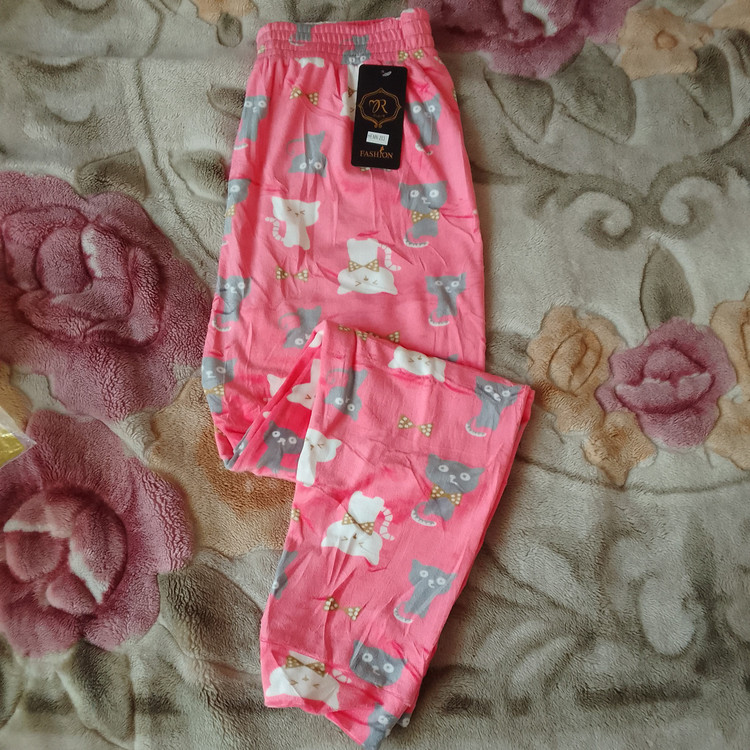 شلوار مخمل زنانه خارجی اصل طرح عروسکی ضخیم عالی فری سایزه فول کشه از سایز 42 تا سایز 50 میخوره به راحتی ارسال رایگان