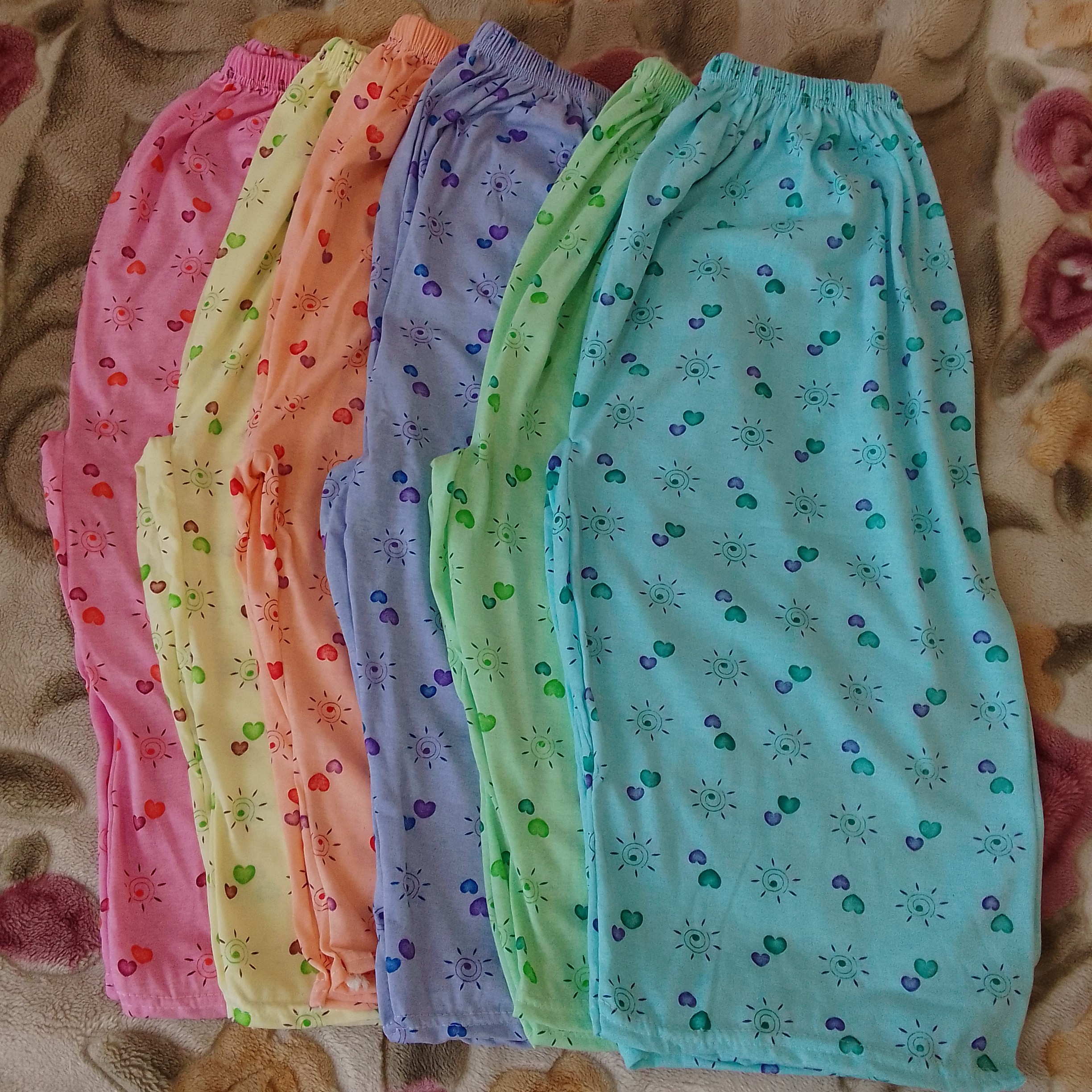 شلوارک زنانه جنس تمام نخی فری سایزه از سایز 40 تا سایز 58 به هر سایزی میخوره راحت جنس تنخور کیفیت عالی ارسال رایگان